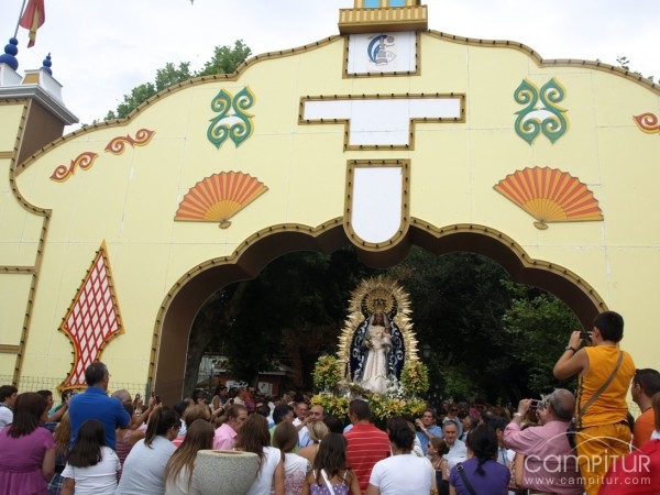 Numerosos fieles reciben a la Patrona de Constantina en su entrada en la localidad 