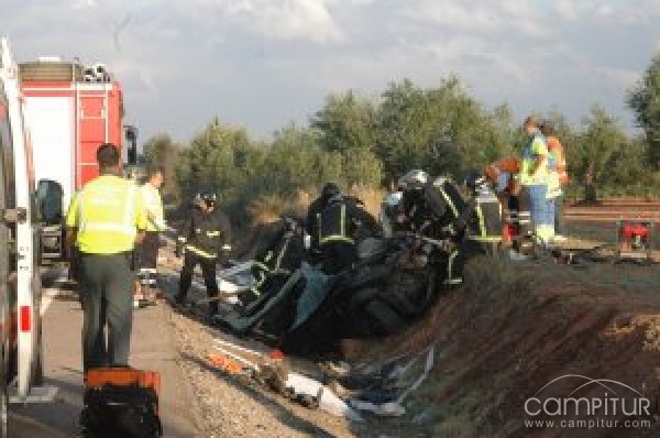 Un accidente de tráfico provoca un muerto y dos heridos, uno de ellos grave 