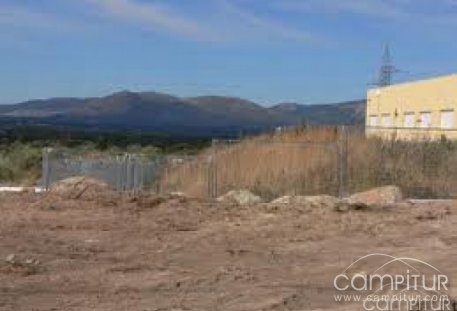 El propietario del terreno valla los estacionamientos del cementerio de San Jorge