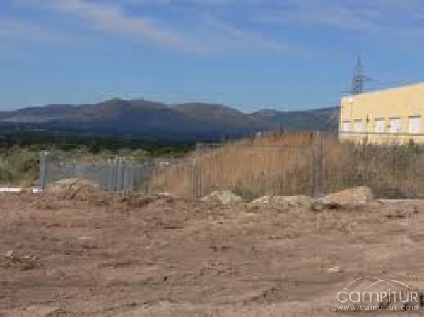 El propietario del terreno valla los estacionamientos del cementerio de San Jorge