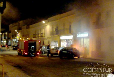 Los bomberos tienen que intervenir en el incendio de un vehículo en Azuaga 