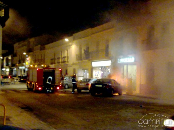 Los bomberos tienen que intervenir en el incendio de un vehículo en Azuaga 