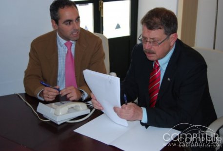 Firmado un convenio de colaboración entre el ayuntamiento de Cazalla y Microbank 