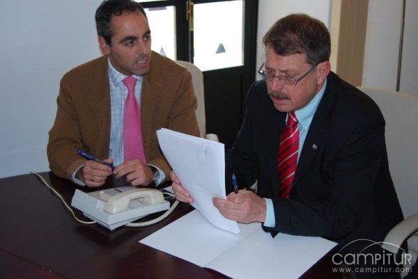 Firmado un convenio de colaboración entre el ayuntamiento de Cazalla y Microbank 