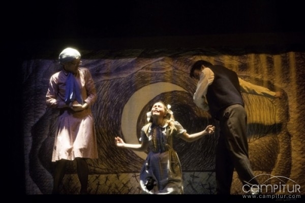 Azuaga disfrutó de la brillante obra de teatro “EL hombre almohada”