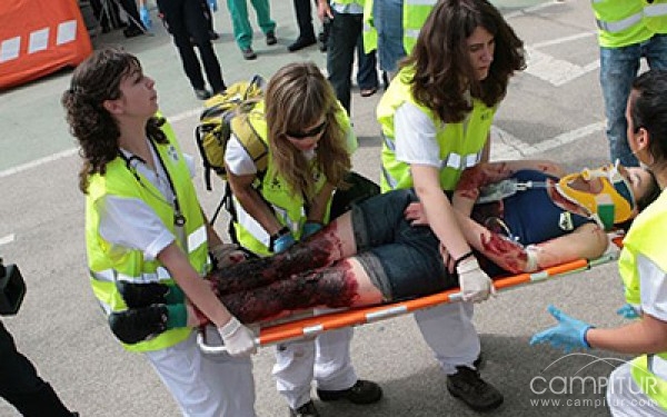 Simulacro de accidente llevado a cabo por los alumnos del ciclo de emergencias 