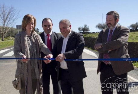 Inaugurado el tramo de carretera que una Valencia de las Torres y Llera 