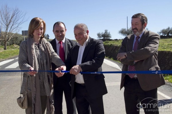 Inaugurado el tramo de carretera que una Valencia de las Torres y Llera 
