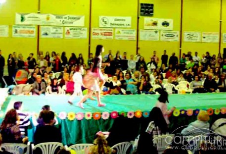 Desfile de los alumnos del IES José Alcántara de Belmez para recaudar fondos 