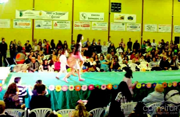 Desfile de los alumnos del IES José Alcántara de Belmez para recaudar fondos 
