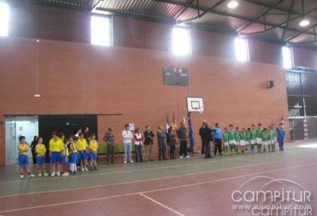 El pabellón polideportivo de Peraleda cuenta con un nuevo graderío y equipamiento deportivo 