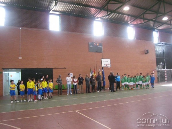 El pabellón polideportivo de Peraleda cuenta con un nuevo graderío y equipamiento deportivo 