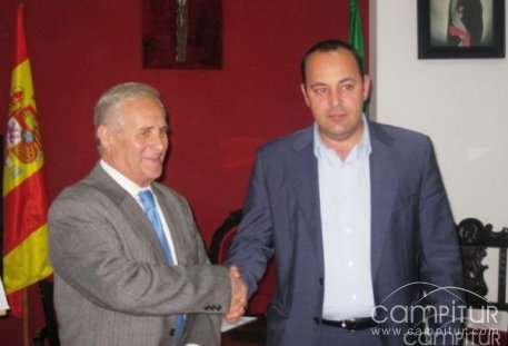 El Ayuntamiento de Guadalcanal firma un convenio en pro del autónomo y la pequeña empresa 