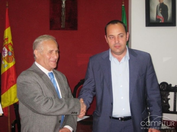 El Ayuntamiento de Guadalcanal firma un convenio en pro del autónomo y la pequeña empresa 
