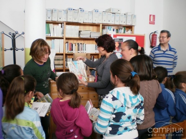 Niños de Constantina realizan actividades para celebrar el Día del Libro 