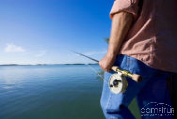 Una televisión británica rueda en Extremadura un reportaje sobre pesca 