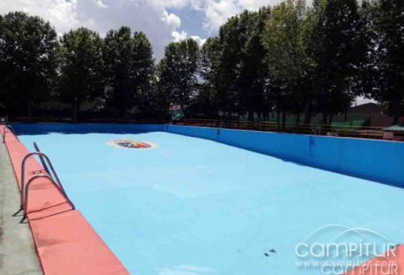 Labores de adecentamiento en la piscina municipal de Peñarroya-Pueblonuevo