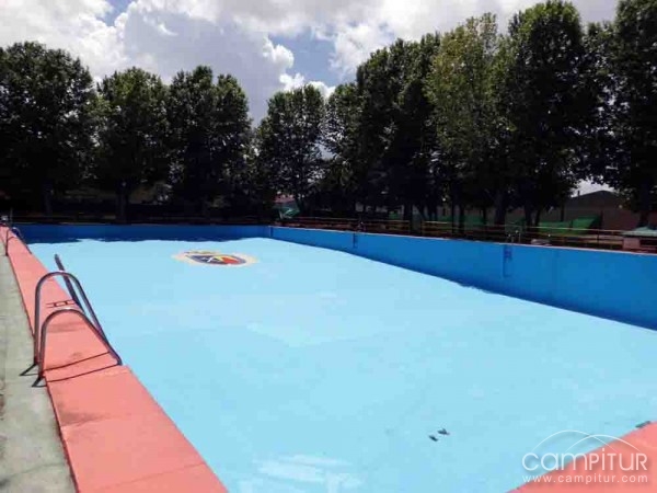 Labores de adecentamiento en la piscina municipal de Peñarroya-Pueblonuevo