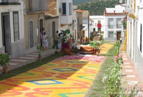 Villaharta se engalana para celebrar el Corpus Christi 