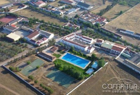 Obras en las pistas deportivas y vestuarios de la piscina municipal