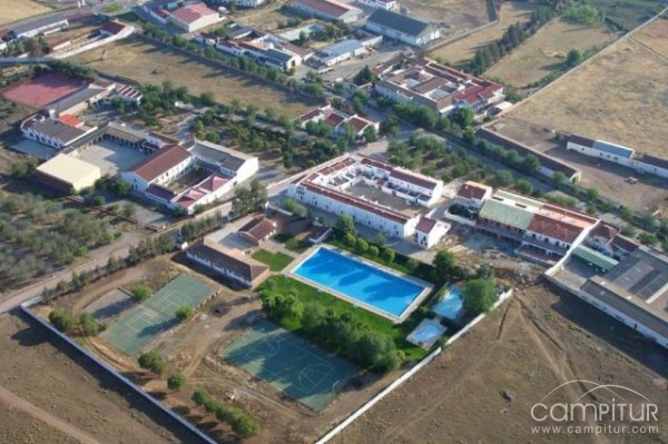 Obras en las pistas deportivas y vestuarios de la piscina municipal