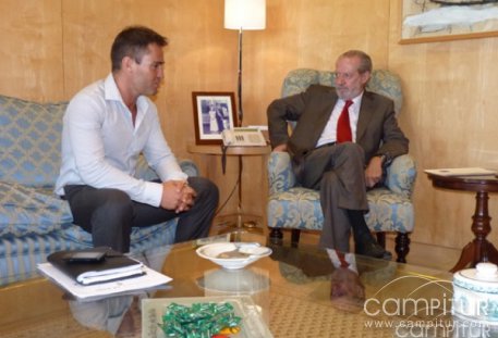 El alcalde de Alanís habla con el presidente de la Diputación sobre mejoras de las infraestructuras educativas 
