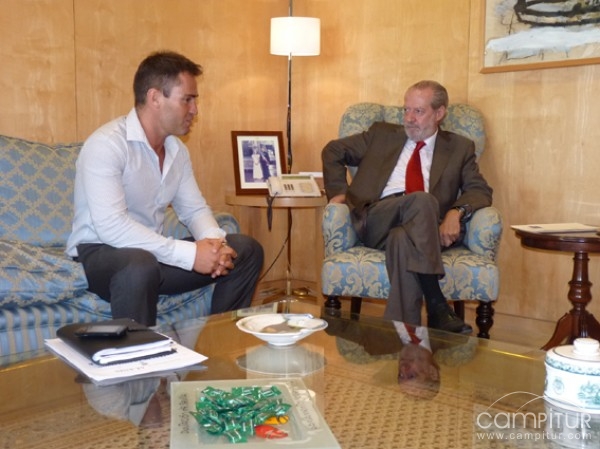 El alcalde de Alanís habla con el presidente de la Diputación sobre mejoras de las infraestructuras educativas 