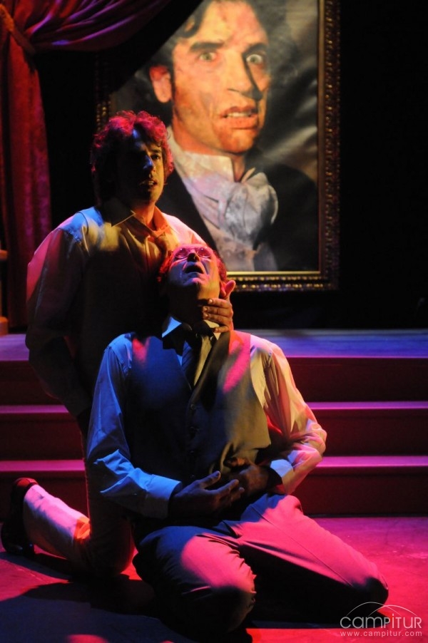 “El retrato de Dorian Gray” llega a Llerena de la mano de Teatro de Papel 