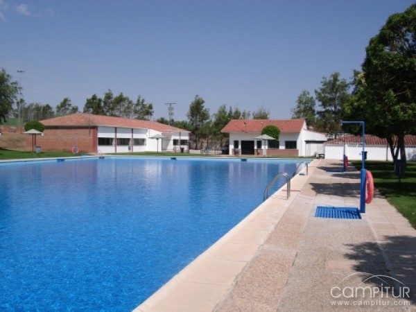 La piscina municipal de Azuaga abría sus puertas con numerosas mejoras 