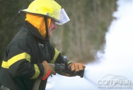 Efectivos del Parque de Bomberos de Peñarroya sofocan un incendio en Espiel 