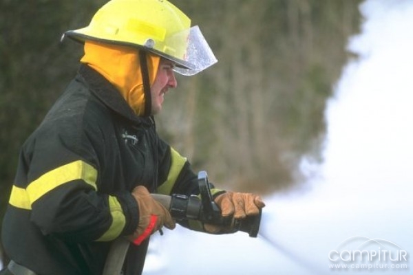 Efectivos del Parque de Bomberos de Peñarroya sofocan un incendio en Espiel 