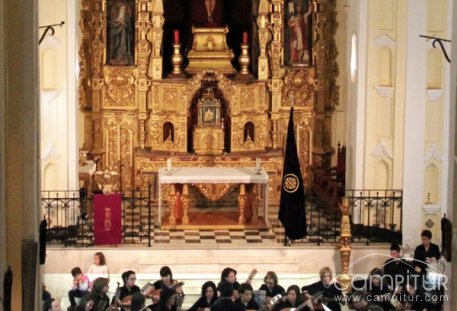 Actuación de la Orquesta de Pulso y Púa de Azuaga tras el Pregón de Semana Santa 
