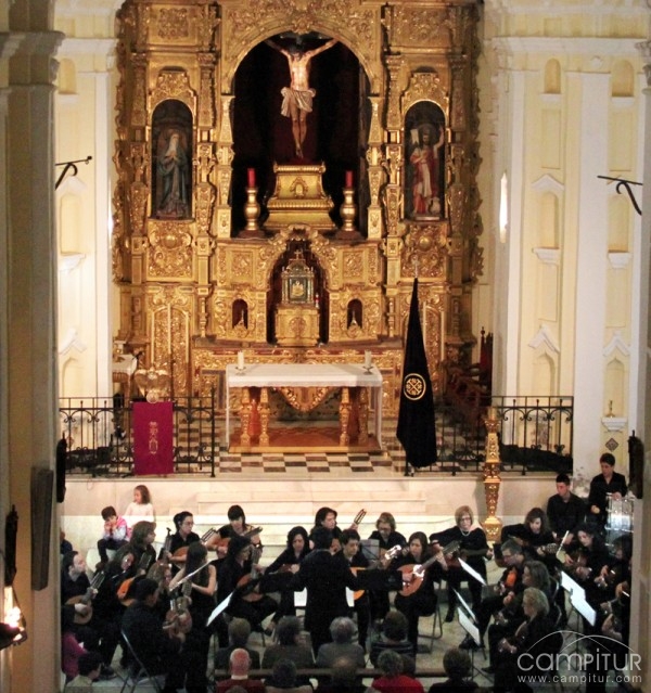 Actuación de la Orquesta de Pulso y Púa de Azuaga tras el Pregón de Semana Santa 