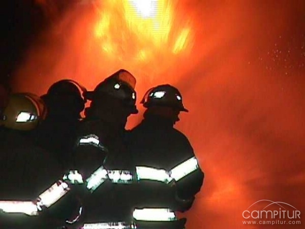 Un incendio en una casa de Azuaga deja dos heridos, uno de ellos en estado muy grave 