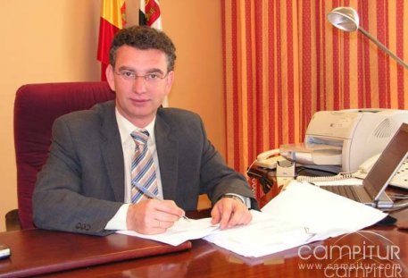 El consejero de Fomento entrega 26 viviendas de promoción pública en Llerena 