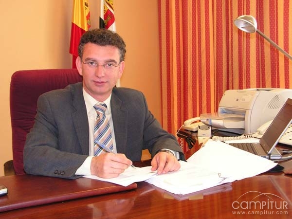 El consejero de Fomento entrega 26 viviendas de promoción pública en Llerena 