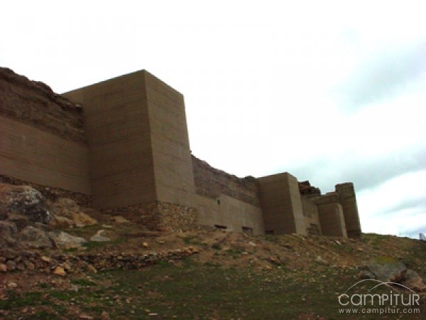 La alcazaba de Reina y la ciudad romana de Regina comienzan a ser restauradas 