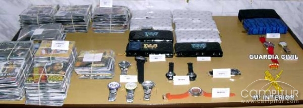 Detenidas 4 personas cerca de Valencia de las Torres con Cds y Dvds ilegales y artículos falsificados    