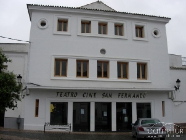 El Teatro Cine San Fernando de Berlanga acoge la representación de la obra Vecinos 