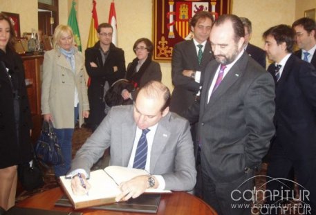 El Consejero de Salud y Política Social, Luís Alfonso Hernández Carrón, visitaba ayer el Hospital de Llerena    