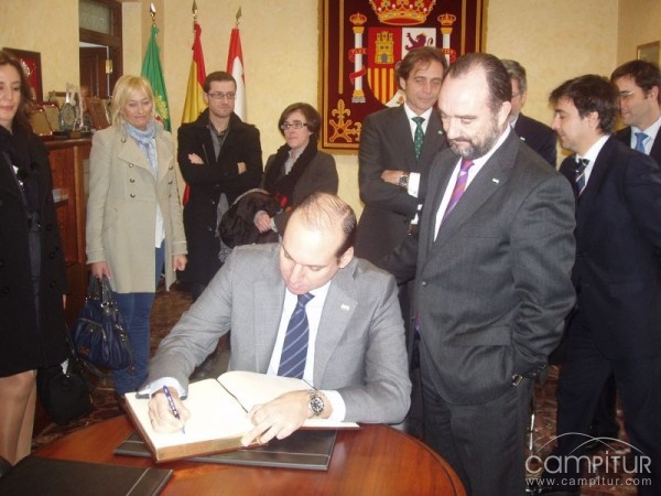 El Consejero de Salud y Política Social, Luís Alfonso Hernández Carrón, visitaba ayer el Hospital de Llerena    