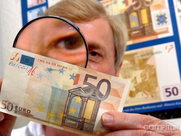 Imputados cuatro jóvenes en Berlanga por el uso de dinero falso