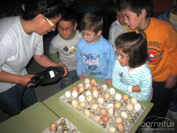 Los alumnos aprenden en vivo en que consiste el proceso de incubación 