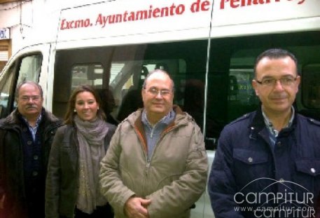 La alcaldesa de Peñarroya-Pueblonuevo entrega un vehículo adaptado a la Cruz Roja local