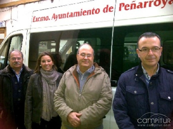 La alcaldesa de Peñarroya-Pueblonuevo entrega un vehículo adaptado a la Cruz Roja local