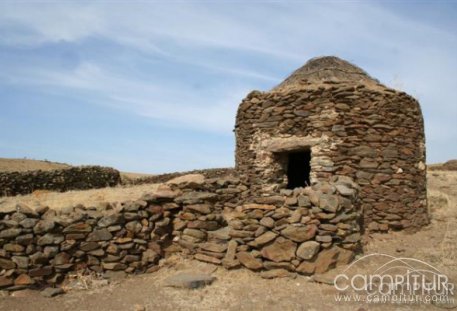 El Conjunto de chozos, zahúrdas y cerca de la finca Las Mil y Quinientas  de Llera declarado Bien de Interés Cultural