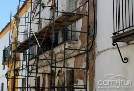 El Ayuntamiento de Guadalcanal arregla una fachada por peligrosidad