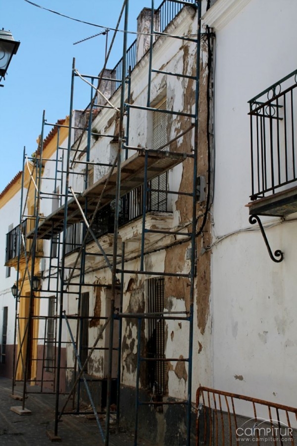El Ayuntamiento de Guadalcanal arregla una fachada por peligrosidad