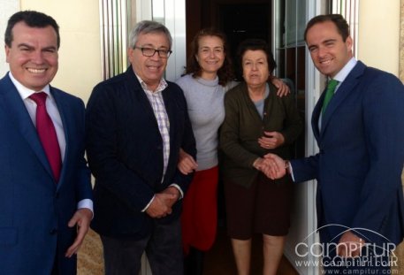 Representante del Gobierno de Extremadura visita Peraleda del Zaucejo 