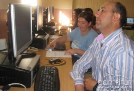 Los padres de los alumnos del colegio de Peraleda reciben un curso de la Plataforma Educativa Rayuela 